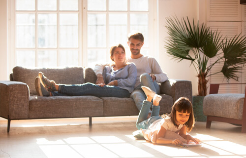 Familia en sala con piso radiante
