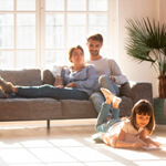 Familia en sala con piso radiante