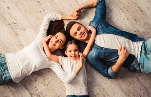 Familia sobre suelo radiante