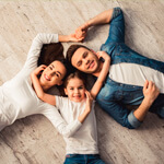Familia sobre suelo radiante