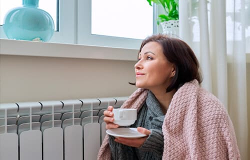 Mujer con radiador hidrónico