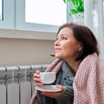 Mujer con radiador hidrónico